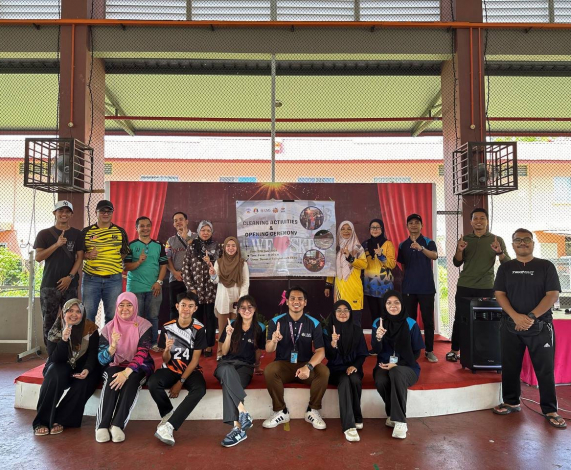 Pelajar FKAL UMSKAL Baiki Gelanggang Bola Tampar Sekolah Kebangsaan Bukit Kallam