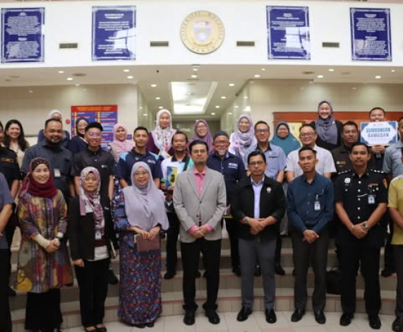 Kakitangan UMSKAL Terima Sumbangan Ramadan