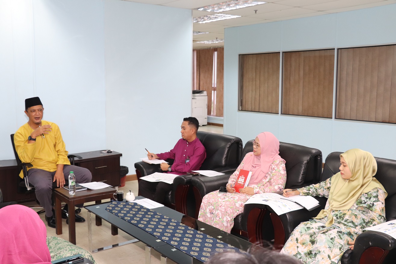 Bekerja dengan penuh dedikasi