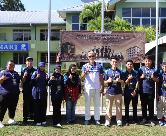 Pengarah UMSKAL Santuni Pelajar Baharu Sesi 2025/2026