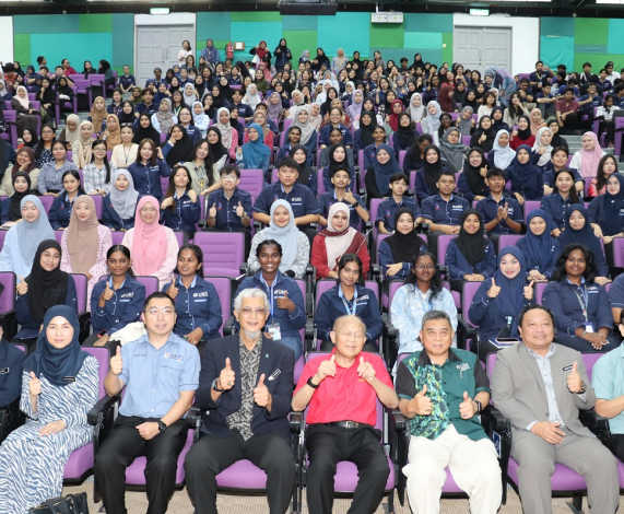 Tan Sri Azman Hashim Teruja Temui Mahasiswa UMSKAL