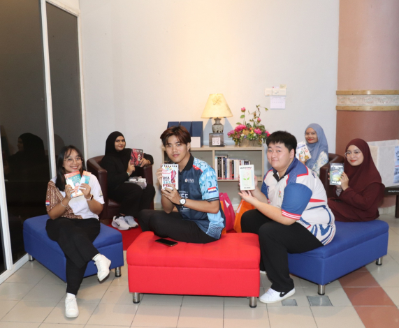 Pelajar UMSKAL berbincang di Chill &amp; Read Corner